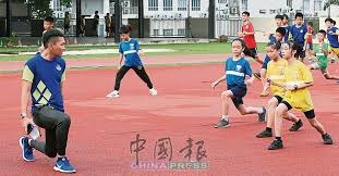 游泳世锦赛：潘展乐100自破世界纪录夺冠