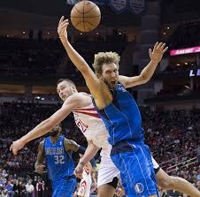 这个第一次见！空中转体360跨人扣篮，丝滑完成！