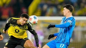 门德斯大胆传球中